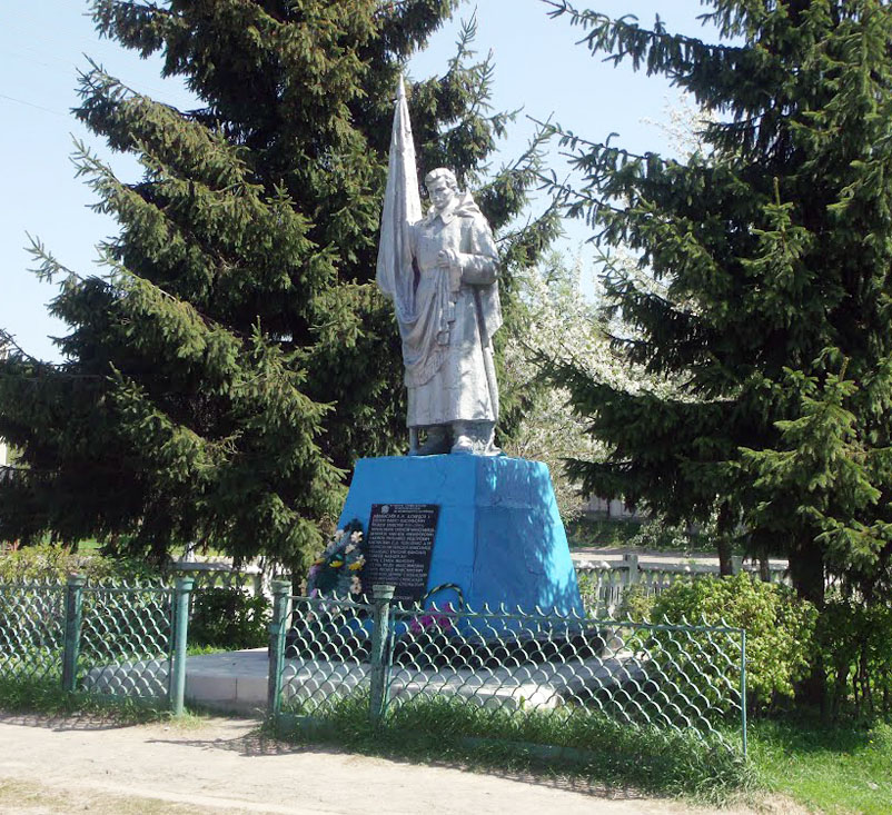 Пам'ятник двічі Герою Радянського Союзу А. Цимбалюку в с. Багринівці